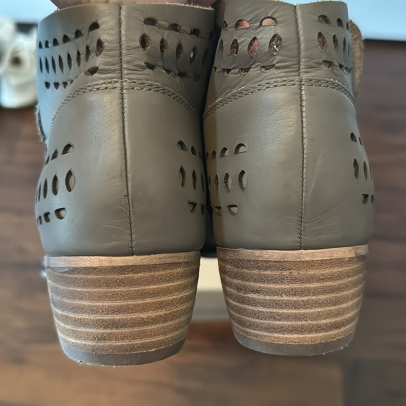 Seychelles Tame Me ankle laser cut-out booties Size 8 - Picture 4 of 6